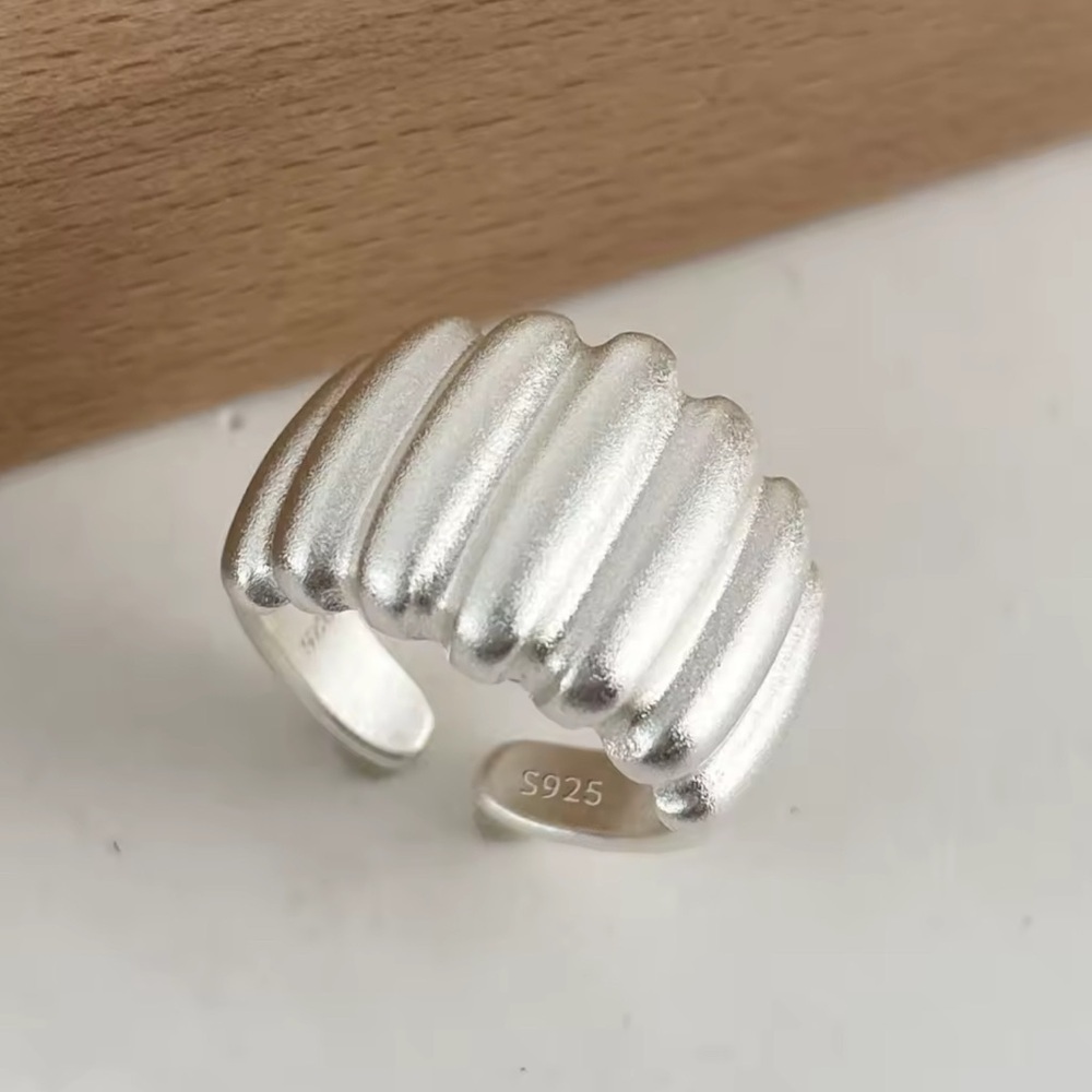 ⚜️ Silver Ribbed Ring - Picture 1 of 7
